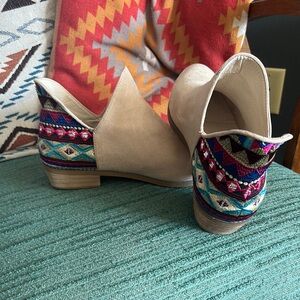 💜Beautiful stitched Booties💜